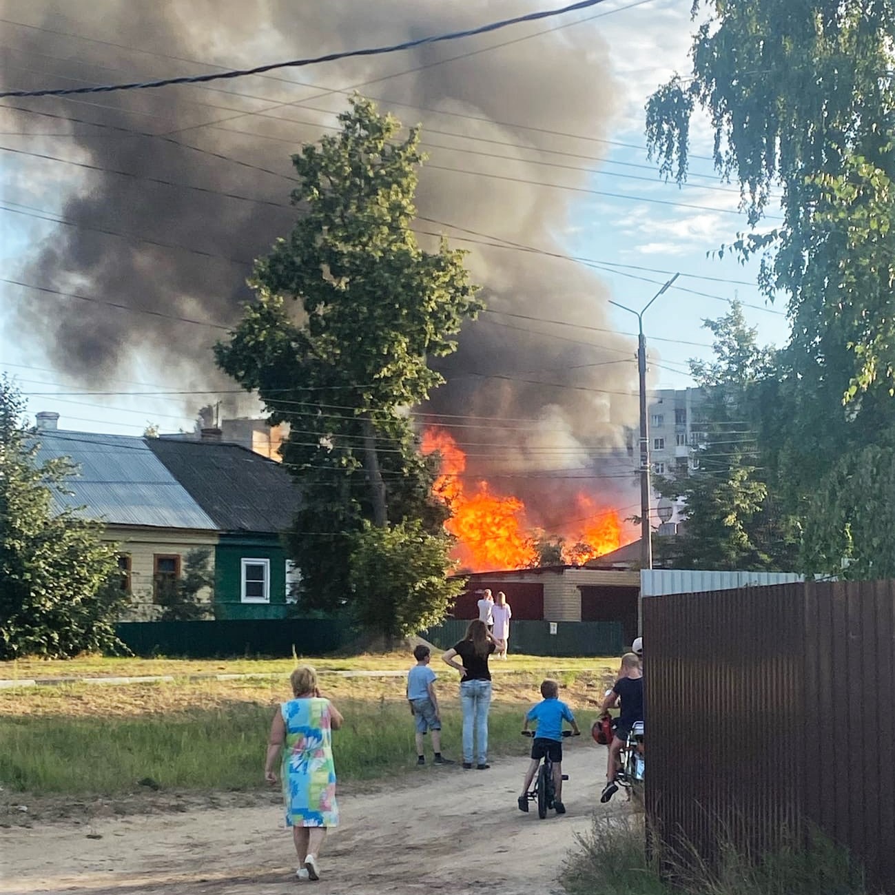 Многоквартирный дом эвакуировали из-за крупного пожара на Щитках